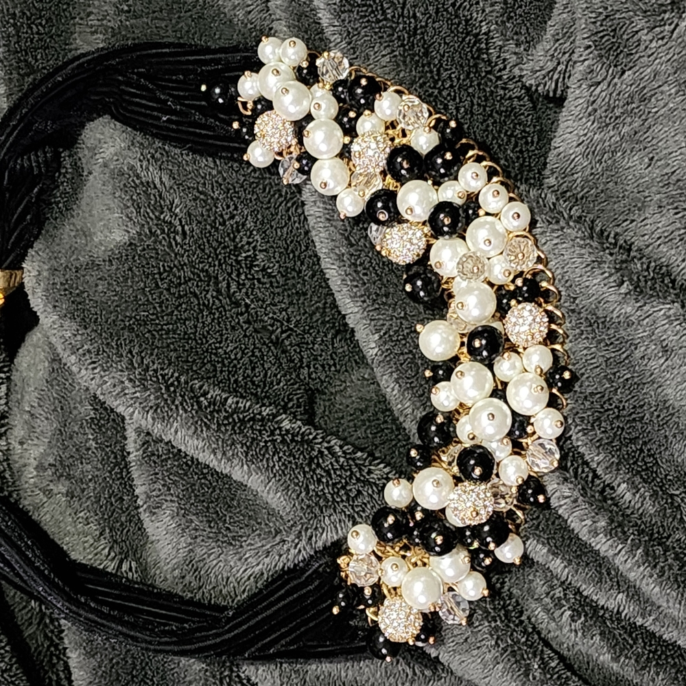 Elegant Black and White Pearl Necklace